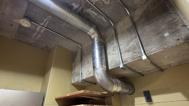 店舗厨房 天井露出配管・電気配線工事